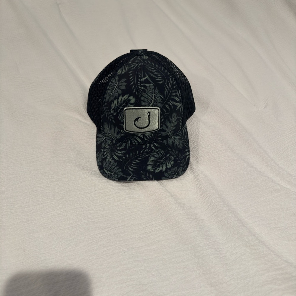 Avid Black Mesh Trucker Hat with Leaf Design‎